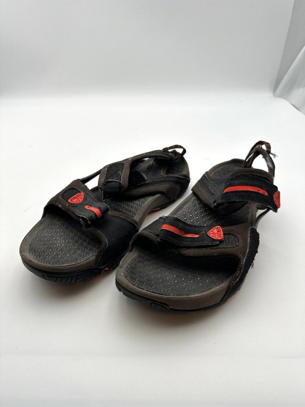 Nike ACG Mens 10 Black Red Trail Sport Sandal Hook Loop Strap Outdoor Hiking